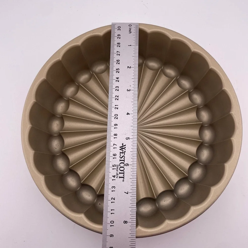 Williams Sonoma Gold Fluted Cake Pan Beaded Cast Aluminum Nonstick Bakeware 8.5